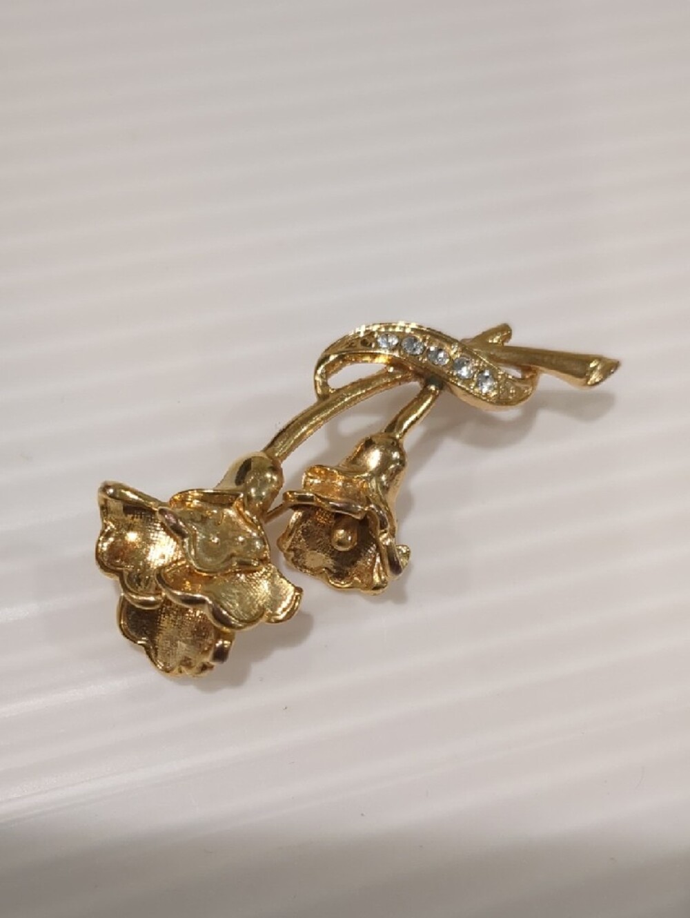Gold Flower Ribbon Pin Brooch Crystal Rhinestones - Picture 2 of 4